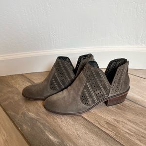 VINCE CAMUTO BOOTIES